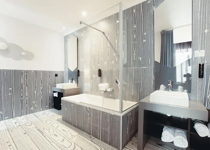 Отель The Originals Boutique, Le Lion,