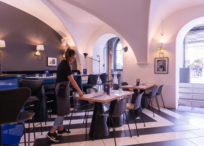 Отель The Originals Boutique, Le Lion,