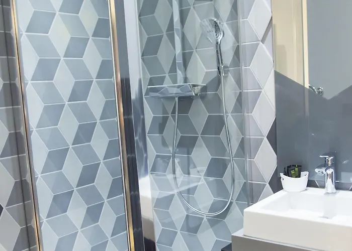 Отель The Originals Boutique, Le Lion,