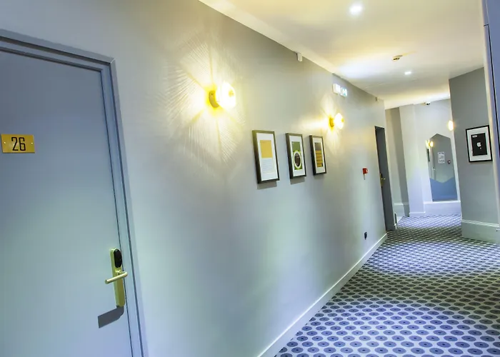 Отель The Originals Boutique, Le Lion,